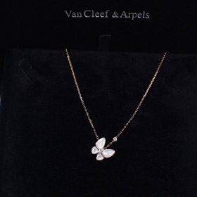 Van Cleef & Arpels Gold und weiße Perlmutt Schmetterling Halskette-3694  