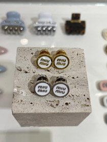 MIUMIU weiße Emaille Buchstabe Metall runde Knopf Ohrringe-3892  